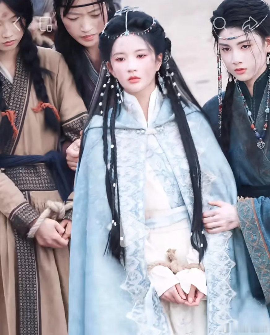 刘些宁不适合这种造型 看起来没脖子 肩也窄 