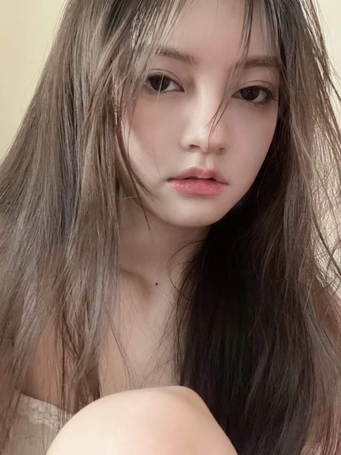 不那么素颜的伪素颜伪素颜美妆 🌿底妆“原生感”塑造主打清透裸肌！选择轻薄款粉底