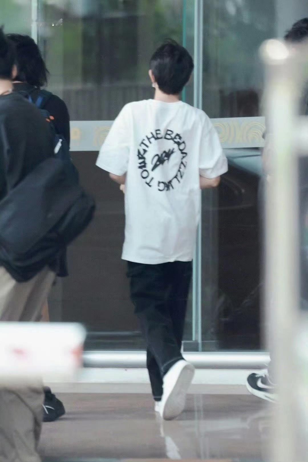 #王源出发广州演唱会路透##王源白T清爽男大#王源白T清爽男大，哇哦 ​​​