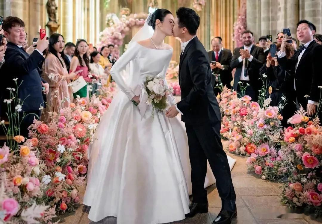 奚梦瑶何猷君婚礼大成，这10年的细节太好嗑了！
 
6月2日，奚梦瑶何猷君卡点同