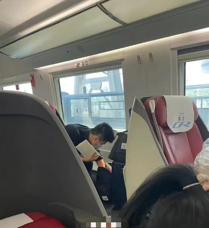 网友拍到了高铁上的董宇辉，即使在高铁上也手不离书，腹有诗书气自华，最是书香能致远