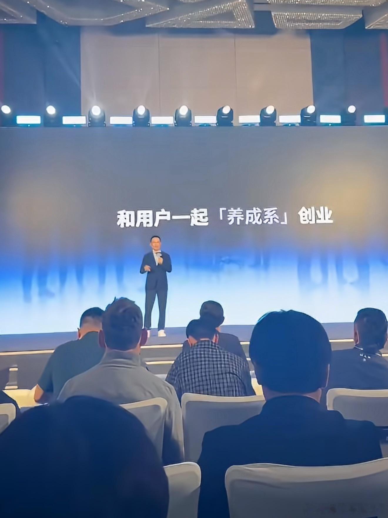 别人创业都是偷偷干，东西做完了再拿出来。王腾直接在微博全程直播创业日常，还挺实在
