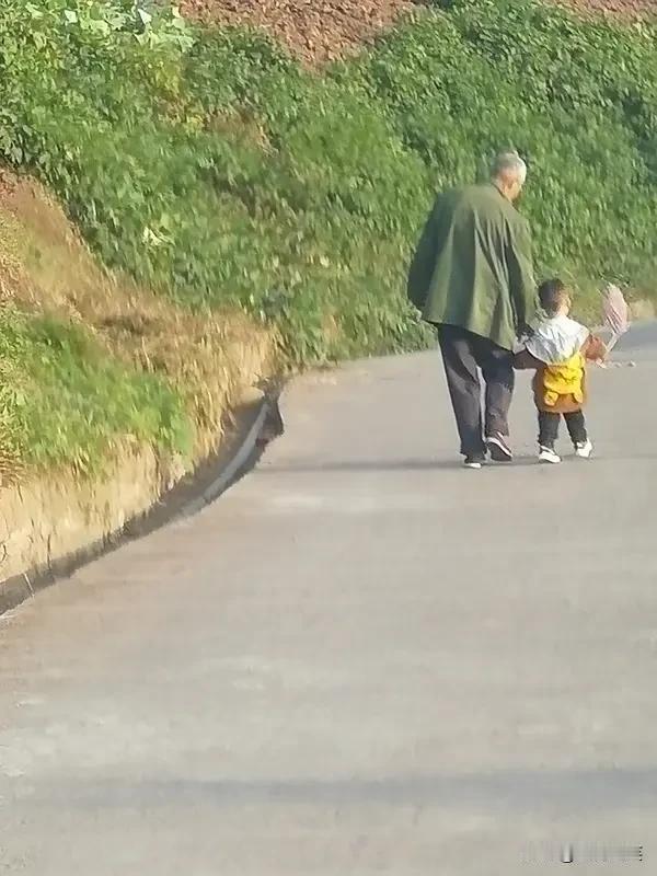 老人帮忙带孩子是情分还是义务?
老人帮忙带孩子，是出于血脉相连的情分，而非法律规