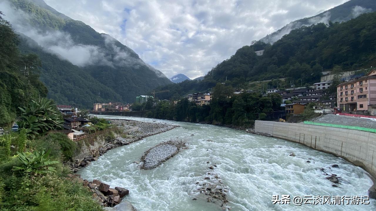 到了贡山县，怎么能不翻越鼎鼎大名的高黎贡山，去到位于中缅边境的独龙江，走进神秘的