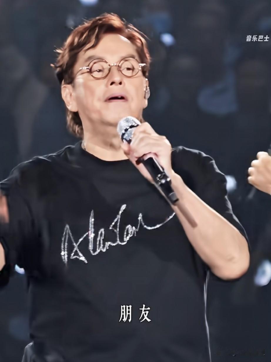 时隔多年还能再见到左麒右李再度合体！
李克勤现身谭咏麟演唱会，被邀合唱了一首《朋