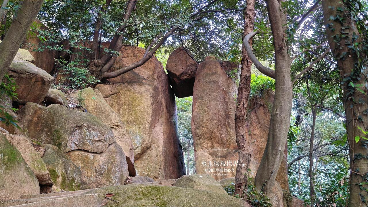 本来只是想找一条人少的徒步小路，误打误撞找到了同安天门。站在两块巨石之下抬头的那