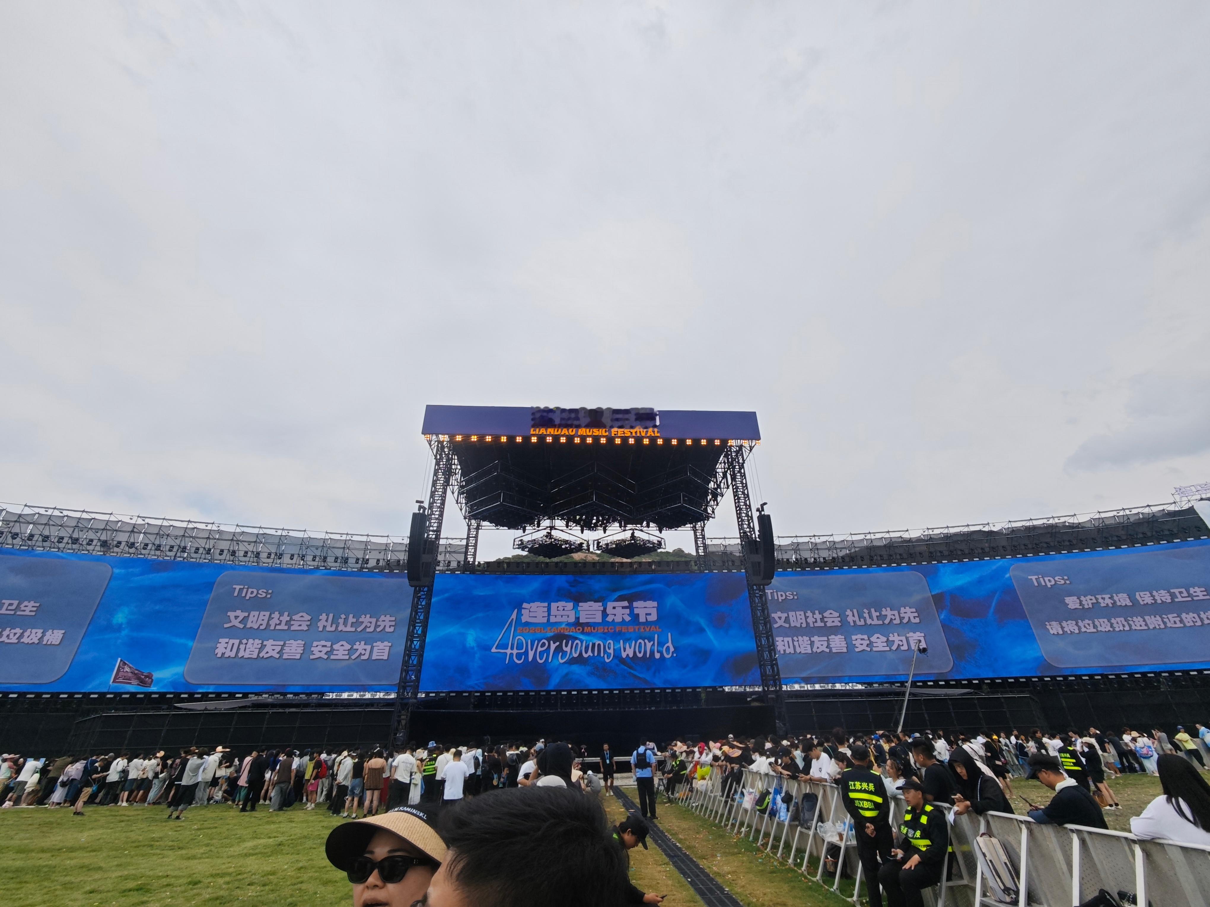 啊？你们怎么知道我来看音乐节了？而且还知道今天有钢心、丢火车、贰佰、盘尼西林、梅