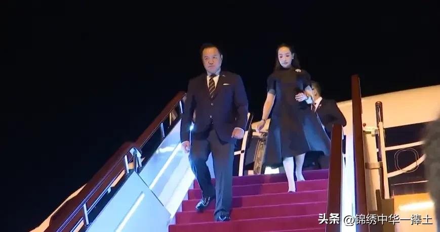 胸前别中泰国旗说中文 
欢迎阿奴廷总理代表泰国政府开中国访问！

我知道你是泰国