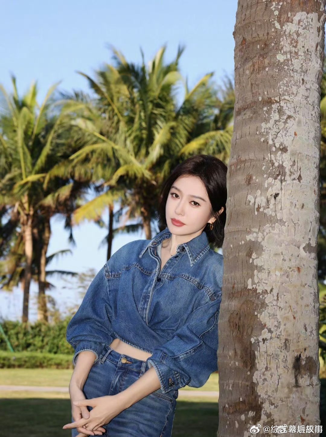 秦岚美神降临亲爱的客栈快来看啊！美神降临实锤，日落和风都在偏爱她的发丝～ 