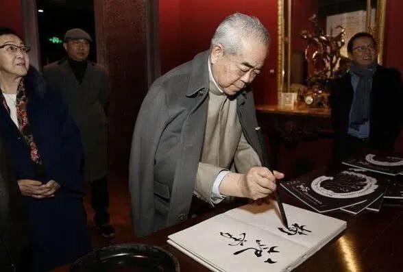 当你嘲笑短剧很狗血时，87岁的范曾刷新了这一认知，他老年得子，却发声明跟独女、继