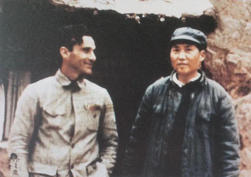 这张老照片里，毛主席笑得十分爽朗，旁边的西方面孔，名叫埃德加・斯诺。
说起斯诺，
