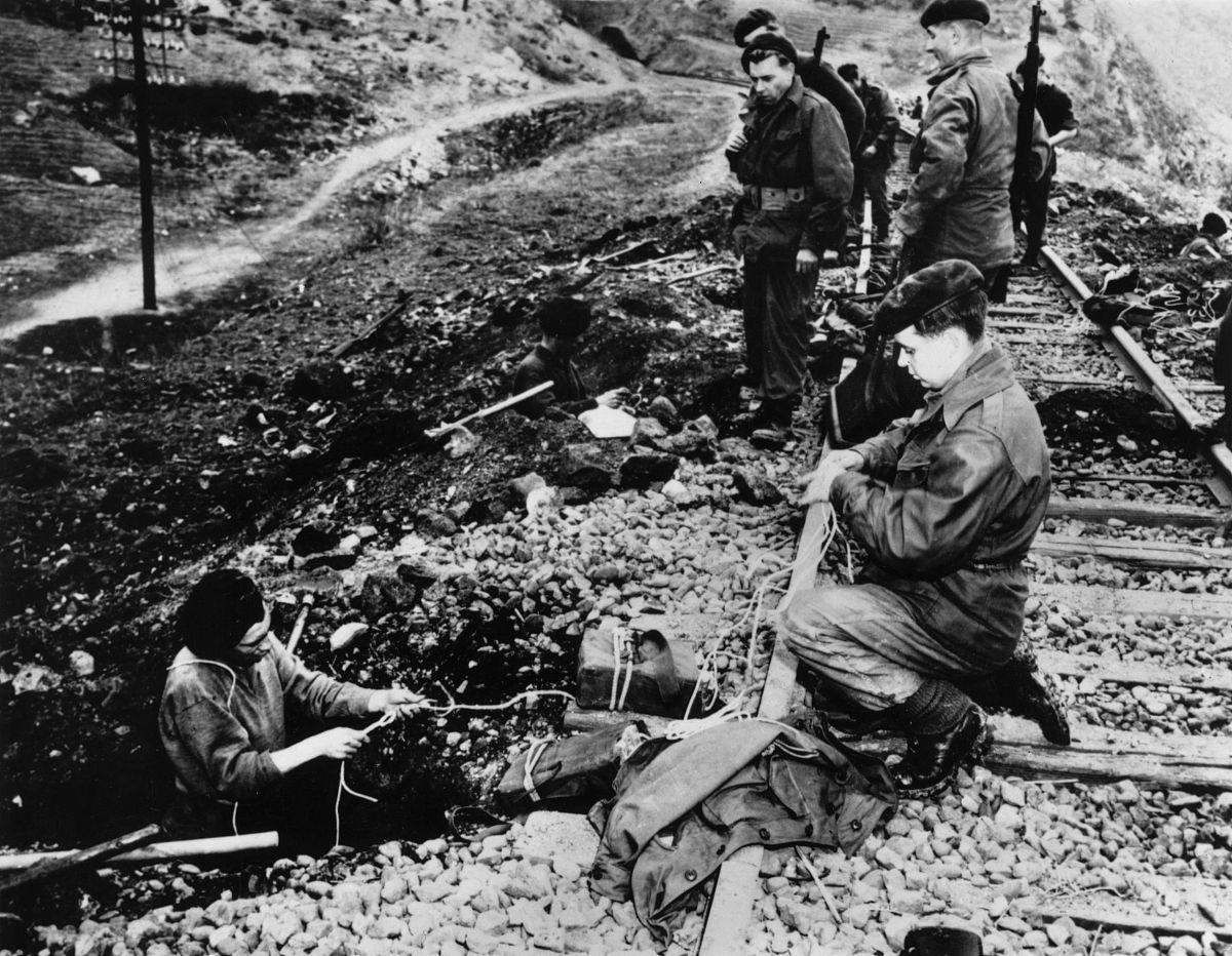 朝鲜战争：美军兵临鸭绿江，却被志愿军彻底扭转战局
 
朝鲜战争爆发后，美军凭借仁