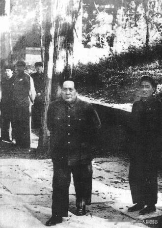 1952年10月28日上午，毛泽东在孔林。右为中央曲阜县委书记孔子玉。