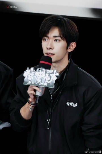 易烊千玺好正的一张脸易烊千玺这张脸真的太正了，《惊蛰无声》中饰演的严迪沉稳有力量