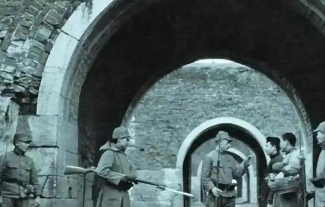 1941年，一位老妇人请汉奸侄子吃饭，突然压低声音问道：“侄儿，能不能给我弄 3