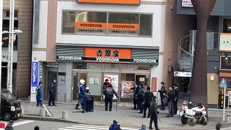 【惊险！东京品川站附近一外国男子“持刀游荡”，被警方成功控制】海外新鲜事日本 在