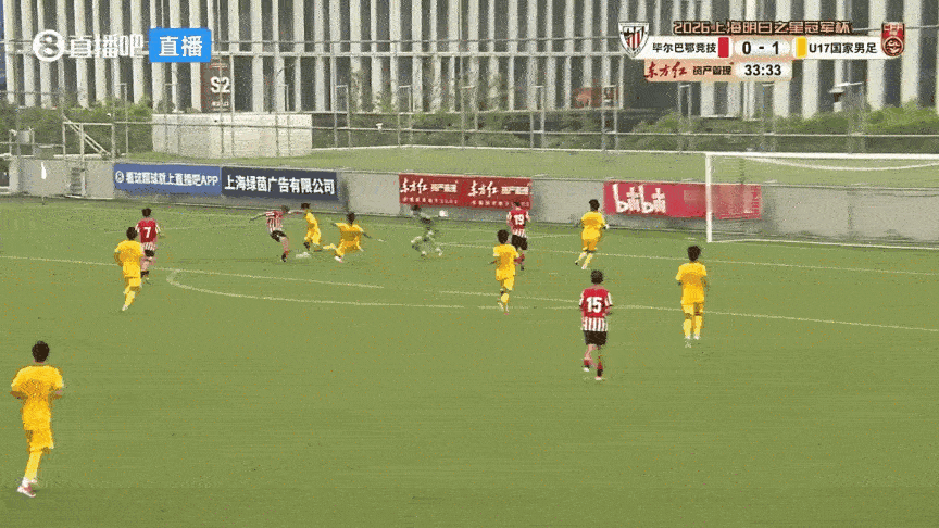 看了几十年球，第一次看到守门员这个非常规动作，这反应绝了