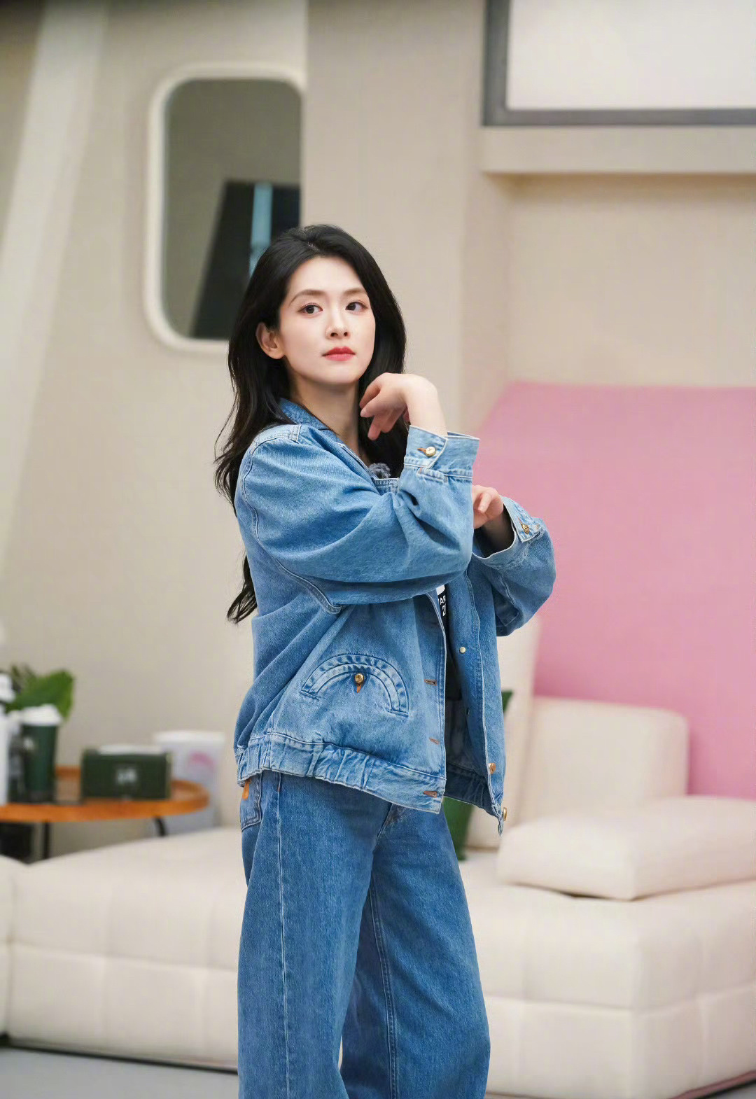 陈昊宇 陈丽君《浪姐》预告图，两人都穿了牛仔上衣。 ​​​