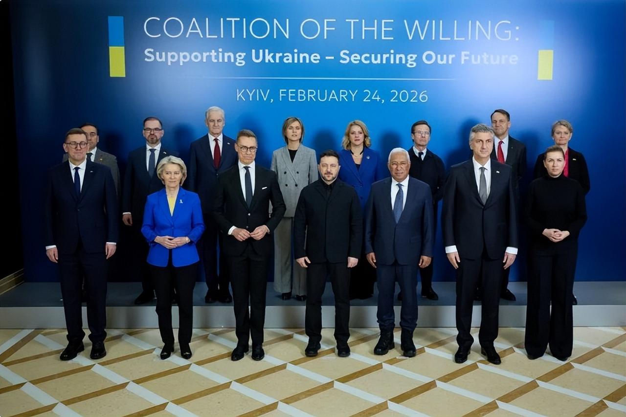 这头美国总统特朗普在国情咨文上吹嘘自己的功绩，那头俄乌冲突四周年之际，泽连斯基在