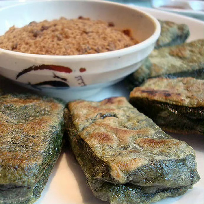 宁波人春天必吃之青麻糍麻糍谐音“呒事”，寓意平安无事。青麻糍是使用艾草制成的麻糍