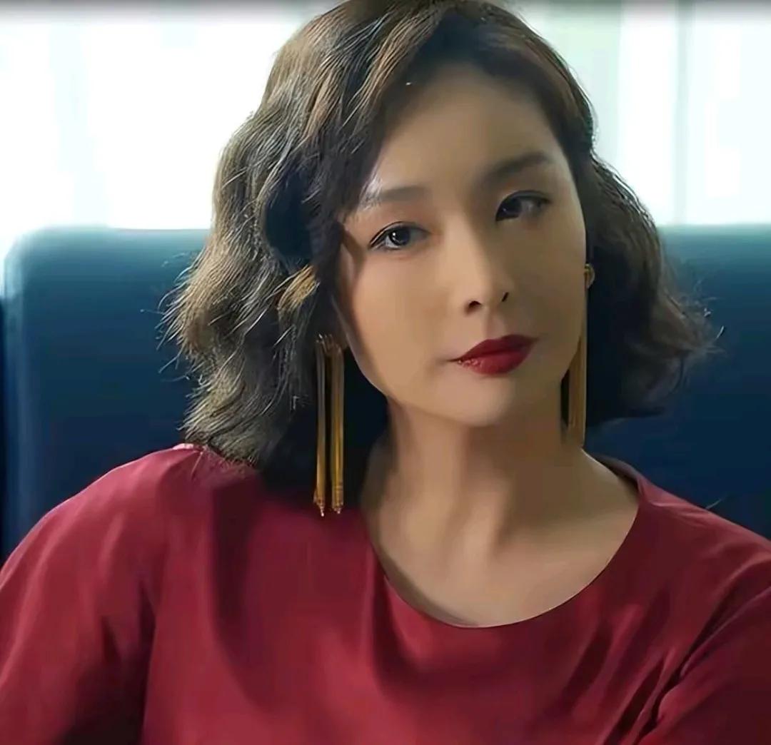 高叶的短发
赵丽颖的短发
谁的更好看

在我看来
感觉都很好看
高叶的短发更有气