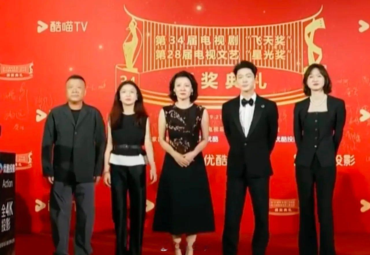 第34届“飞天奖”颁奖典礼在厦门举办，《狂飙》剧组亮相红毯，张颂文还指挥大家拍合
