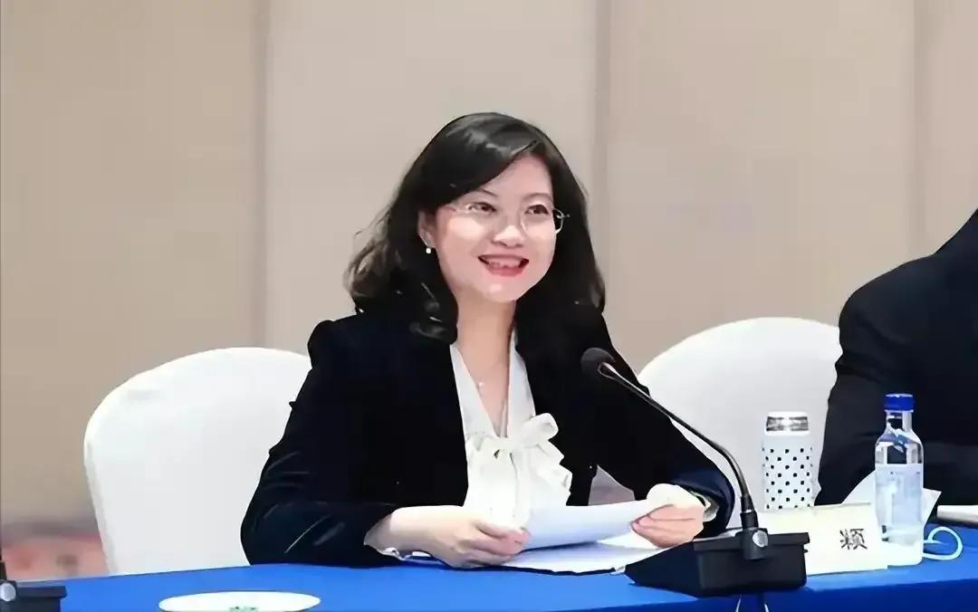 段颖是彝族姑娘，大学毕业16年，于38岁时当上了厅级领导干部，这么年轻能达到如此