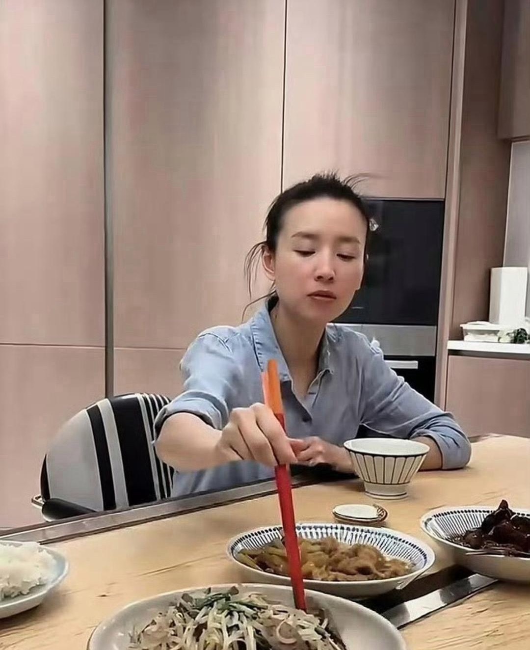 董洁家的桌子真是个谜，中间居然有条缝？ 