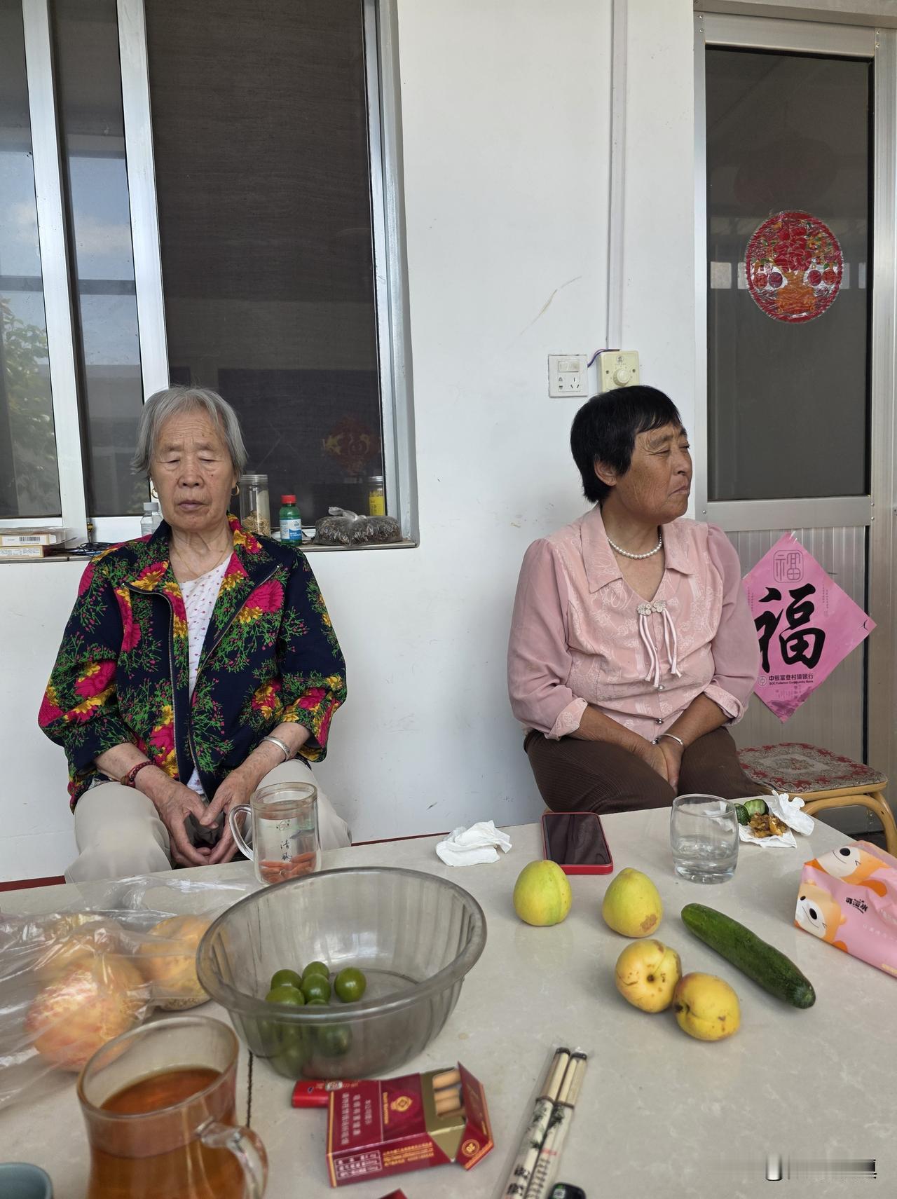 今天中午，3个人为我的头忙活，规格实在是太高了，从来没有过这样的待遇……

今天