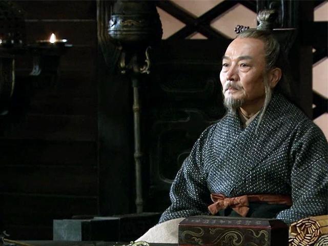 建安二十二年（公元217年），洛阳城外的葬礼上炸了锅。文武百官身着素服肃穆站立，