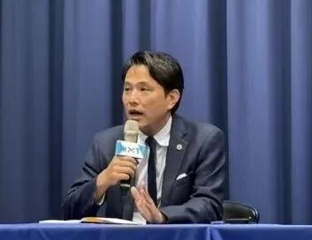 陈以信的表现确实跟尹乃箐有很大的差距，面对最近许多政治评论员将郑丽文封为“票房毒