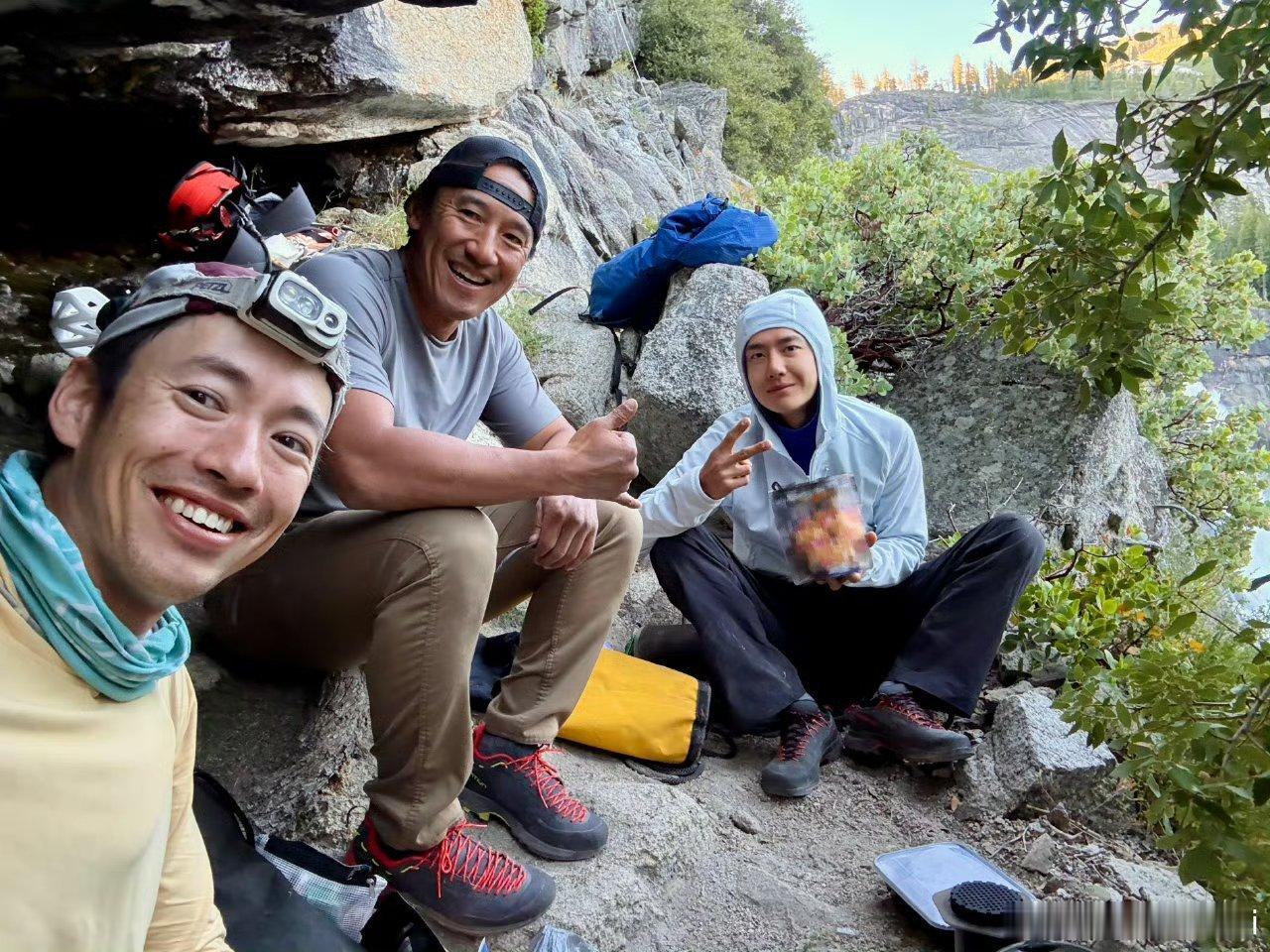 王一博讲他被松鼠敲脑壳的故事真的是好有趣啊，果然是有着酷帅外表有趣灵魂的实力派王