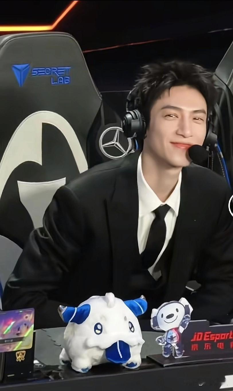 罗云熙剧宣的时候都不弄一下头发，去英雄联盟他还抓个造型，穿西装打领带的，帅的嘞