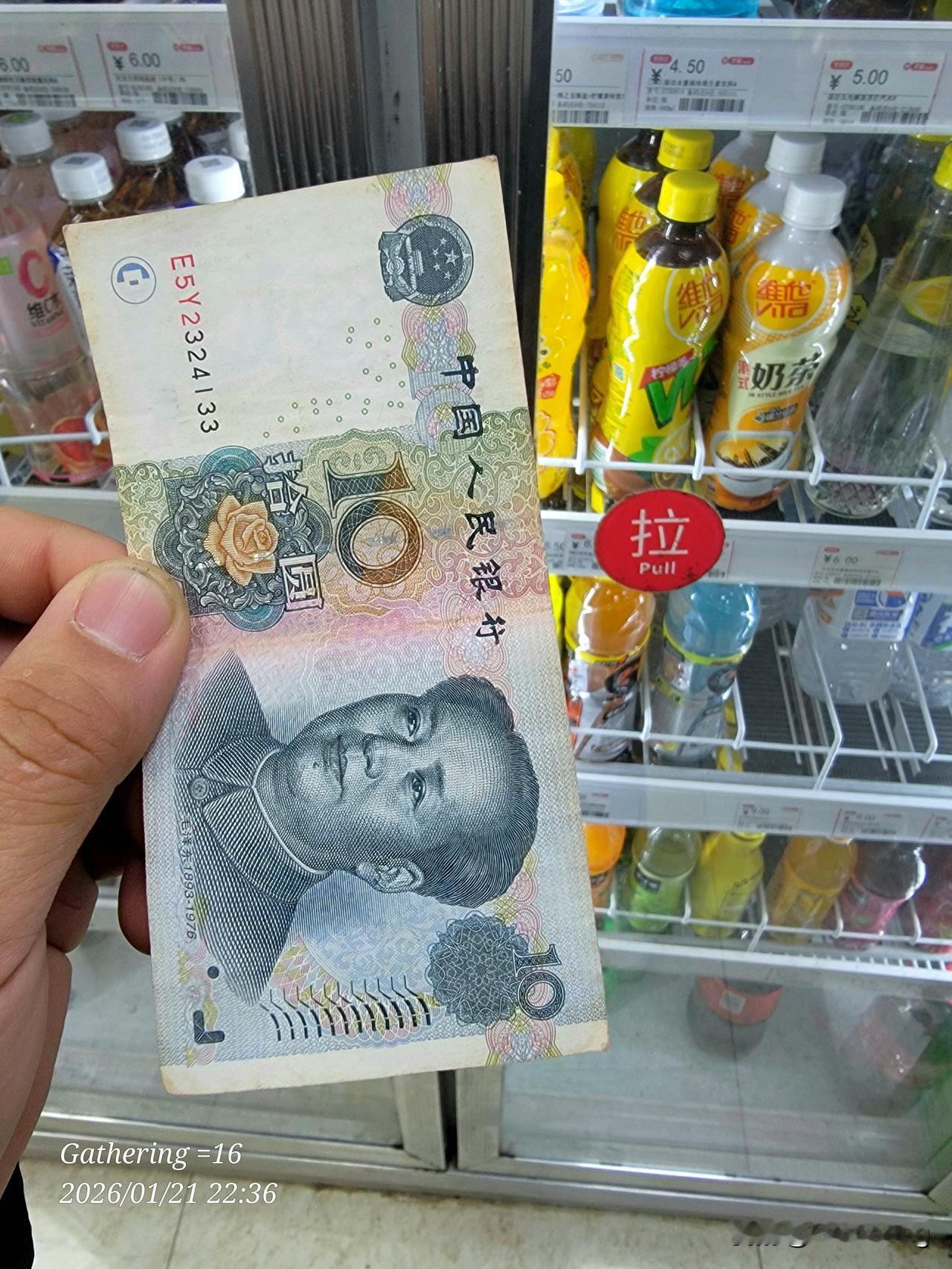 男人的快乐其实特别简单。你信不信一个男人最简单的快乐只要10块钱。反正昨晚我就是