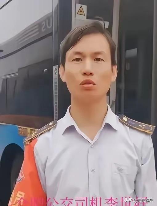 必须让这位合肥公交司机火！合肥新站实验中学的一名女学生，因急事临时请假离校，没留