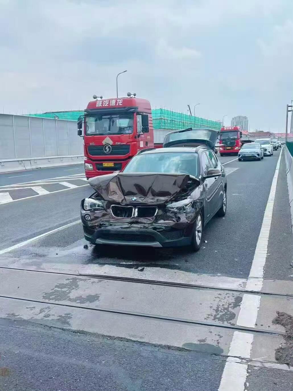 大v聊车 宝马追尾还没上市的鸿蒙智行尚界H5，，[喵喵][允悲][允悲] ​​​