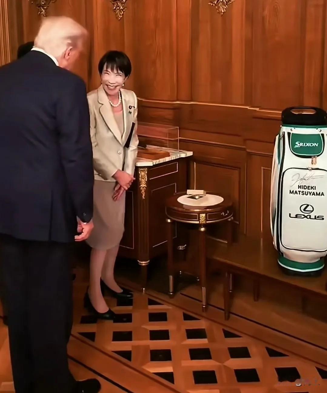 日本新首相高市早苗的“媚美首秀”彻底炸了锅！为讨好特朗普，她把安倍用过的高尔夫球