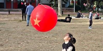 【断崖式降温+9级阵风！寒潮即将来袭】今天，洛阳市天气晴好，阳光温暖，许多市民来