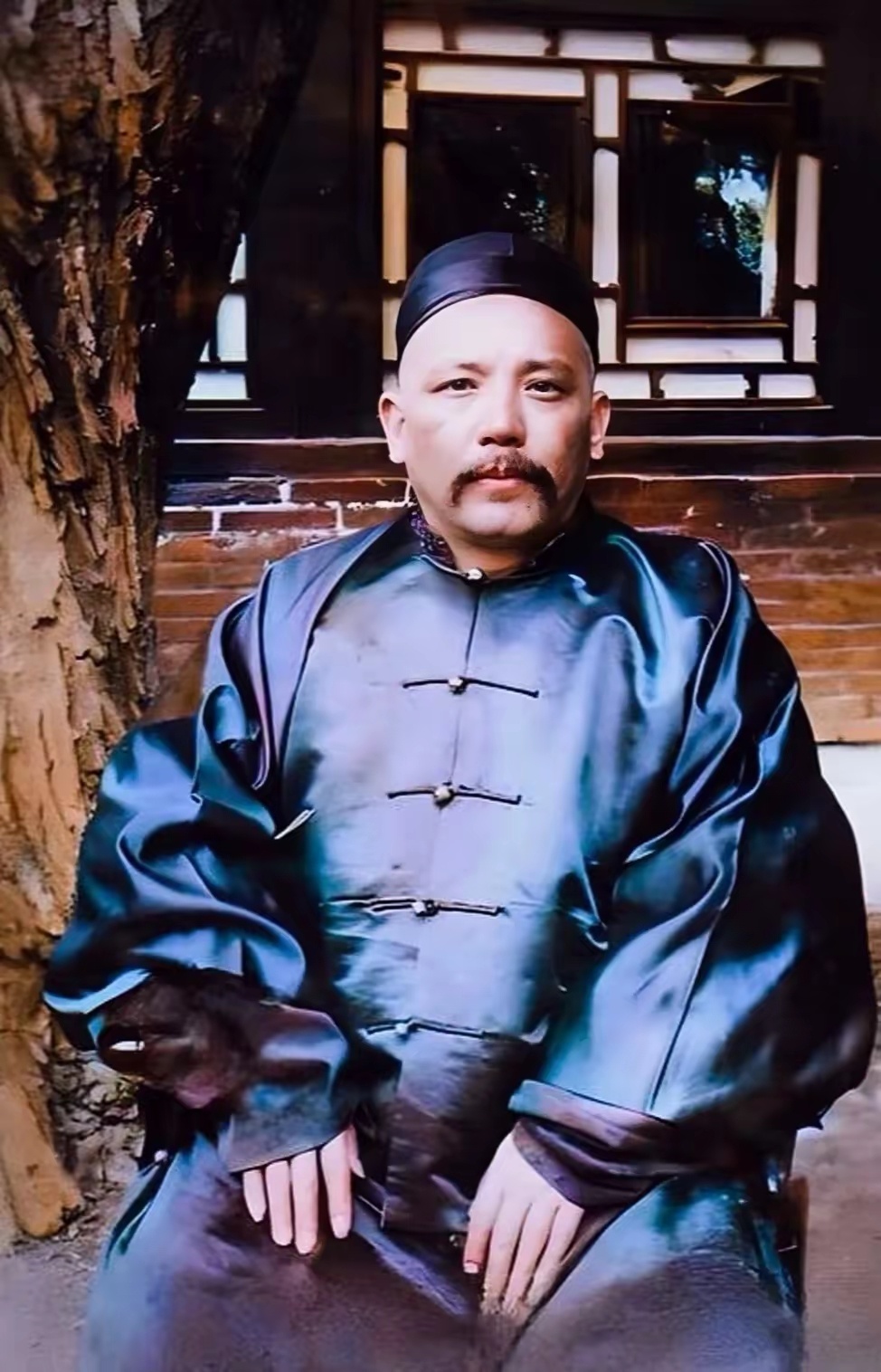 1901年，42岁的新任直隶总督袁世凯在府邸的留影，身穿一身便服，十分悠闲放松，