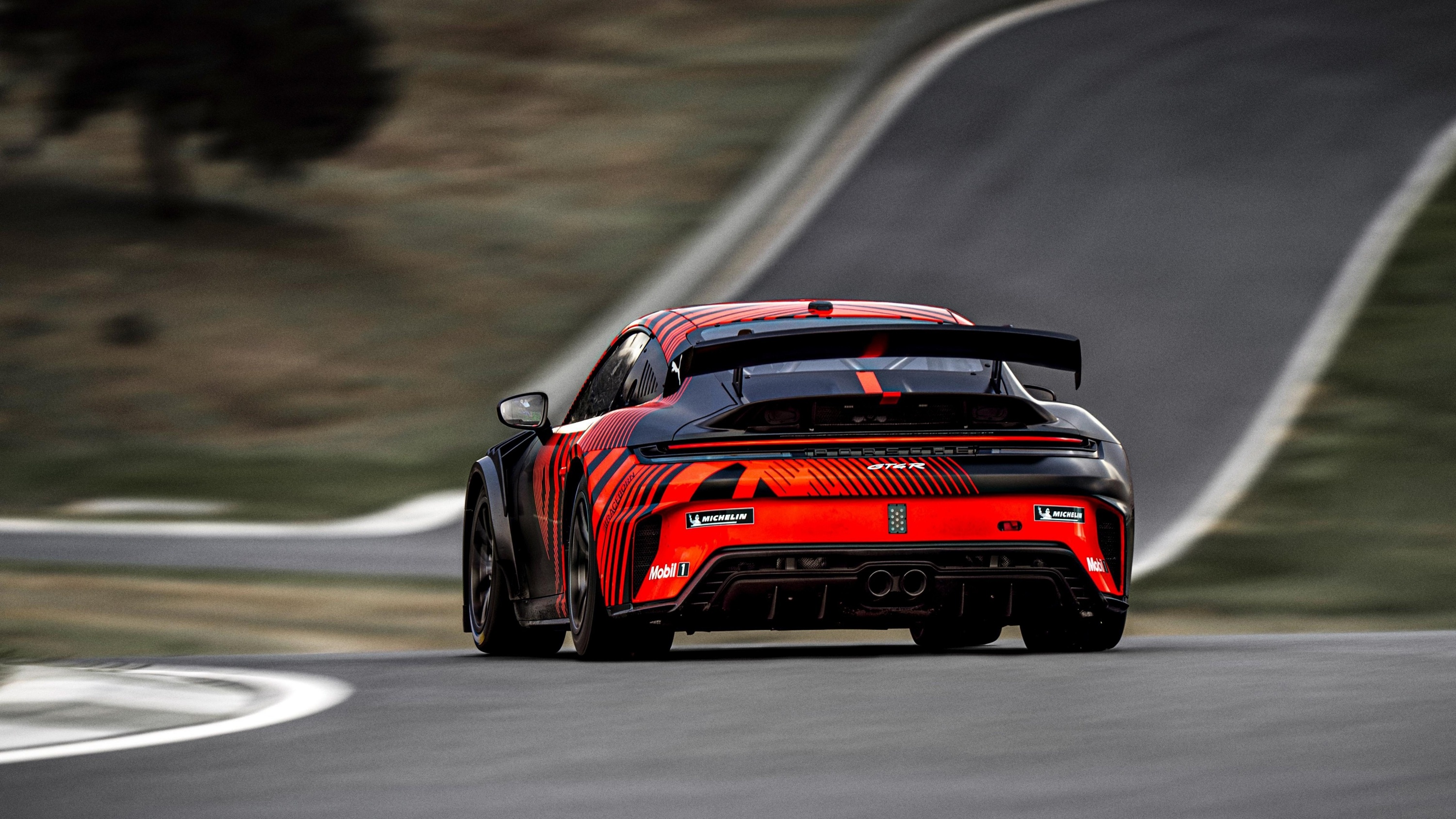 保时捷911首次加入GT4赛事大家庭~保时捷正式发布其最新一代GT4规格赛车，但