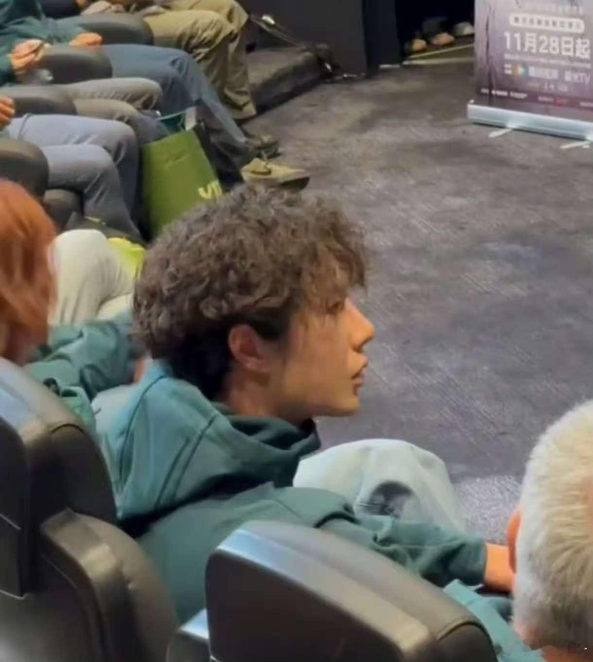 王一博的头发真的很有个性啊 