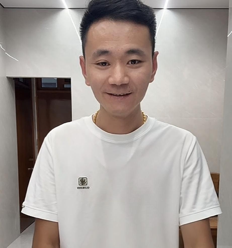 厉怀远在金牌翻译隔壁直播
林丽也开启直播直播间人数不相上下

厉怀远在老家温州开