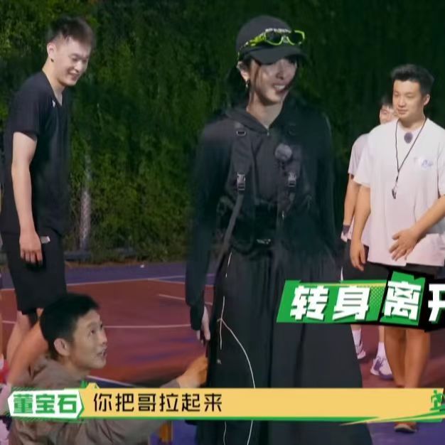 #赵小棠没拉老舅被吐槽#赵小棠和老舅的互动也太搞笑了，老舅等赵小棠拉他起来，结果