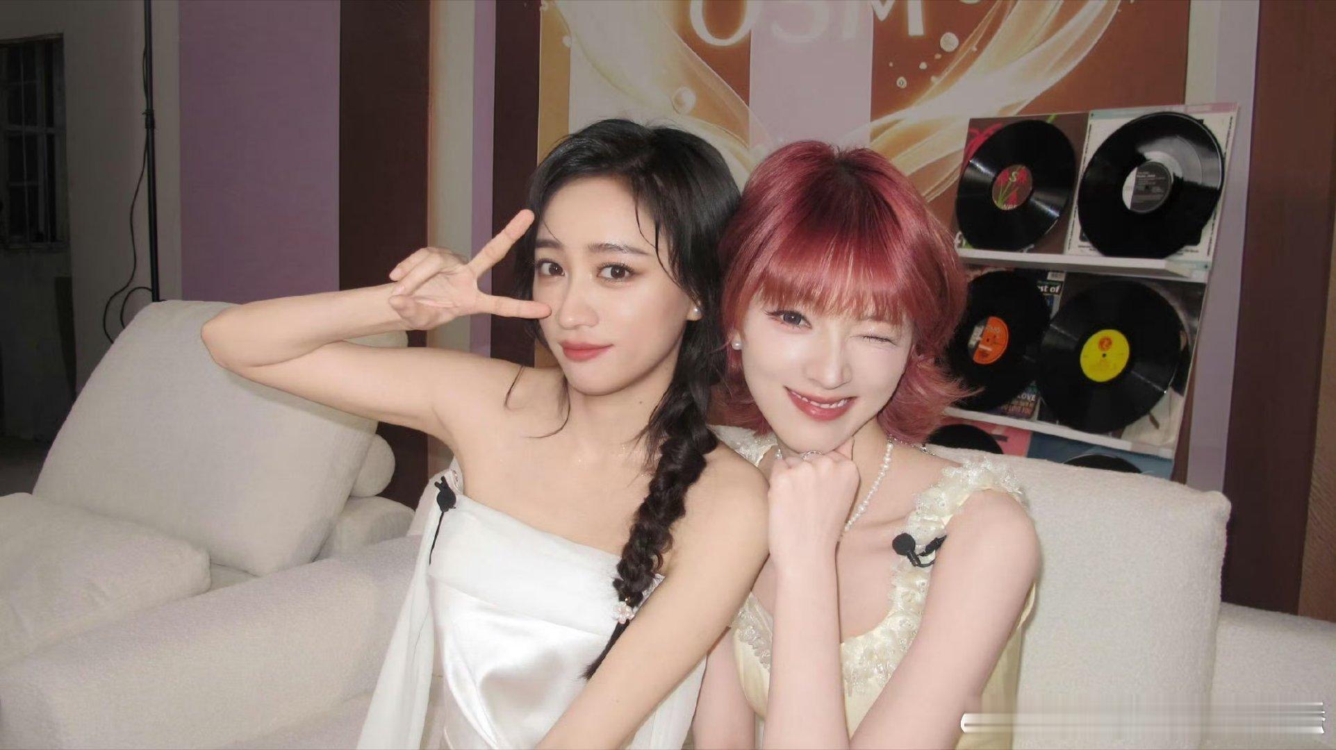 网传黄婷婷音乐节首秀网传黄婷婷黄灿灿合唱忘情牛肉面谁能想到时隔六年的回归舞台，网