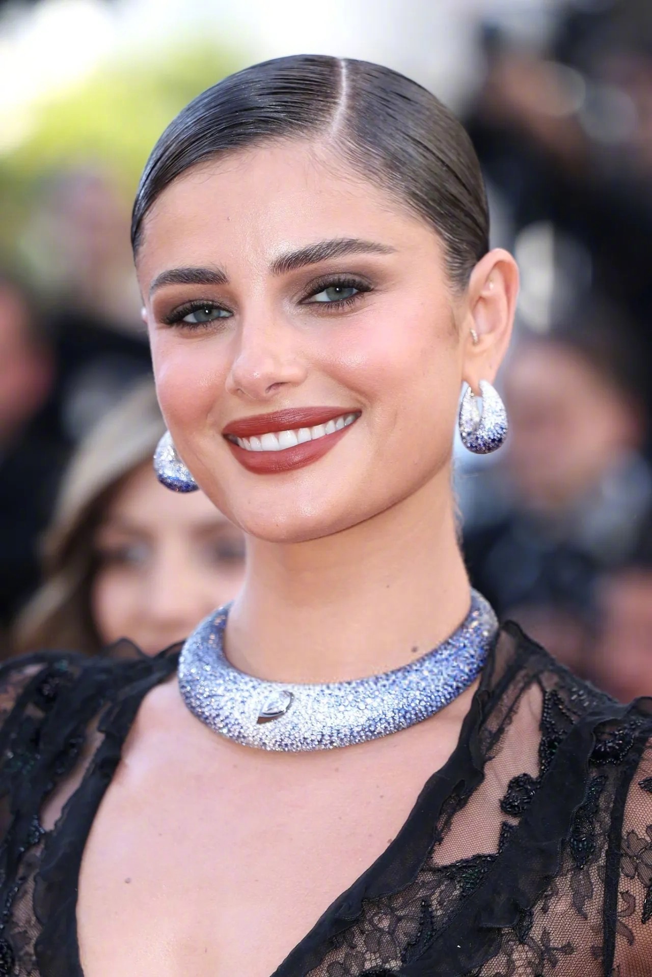 Taylor Hill   戛纳电影节红毯造型Roberto Cavalli 黑