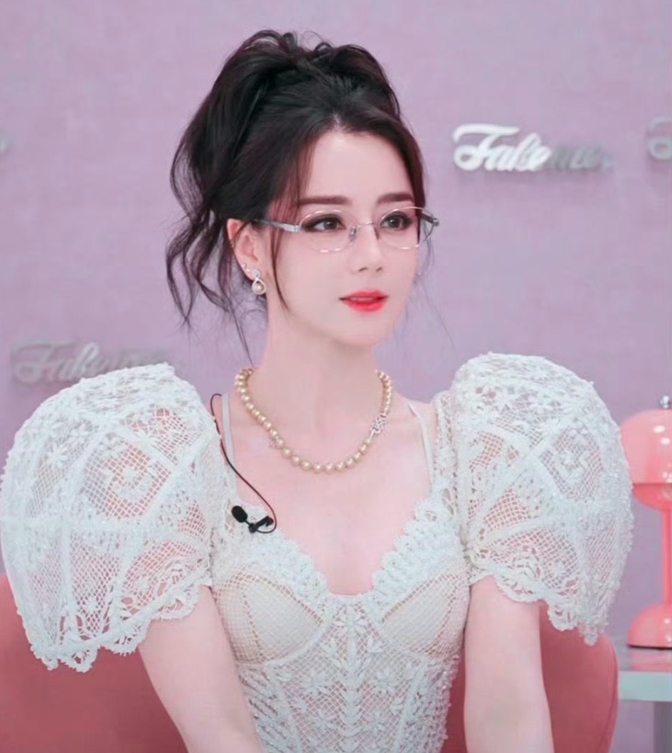 迪丽热巴工作室 审美迪丽热巴换鞠婧祎的团队了吗？？？还是说迪丽热巴很喜欢鞠婧祎呢