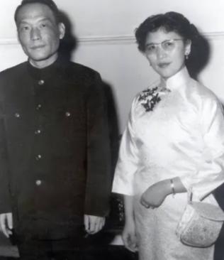 1982年，中央统战部副部长熊向晖已经63岁了，他从领导的岗位上退下来了，当叶剑