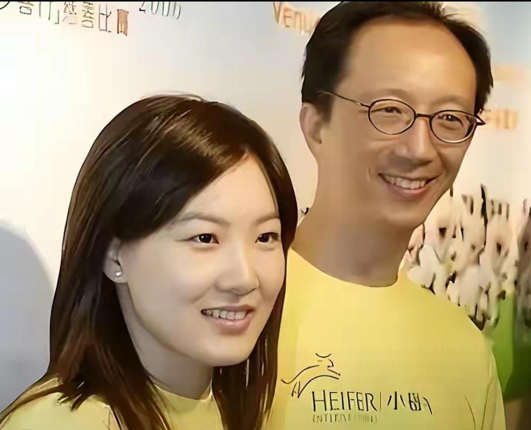 73岁梁锦松走路需要人扶了。47岁伏明霞在旁边扶着他。
这对夫妻差26岁。
他是