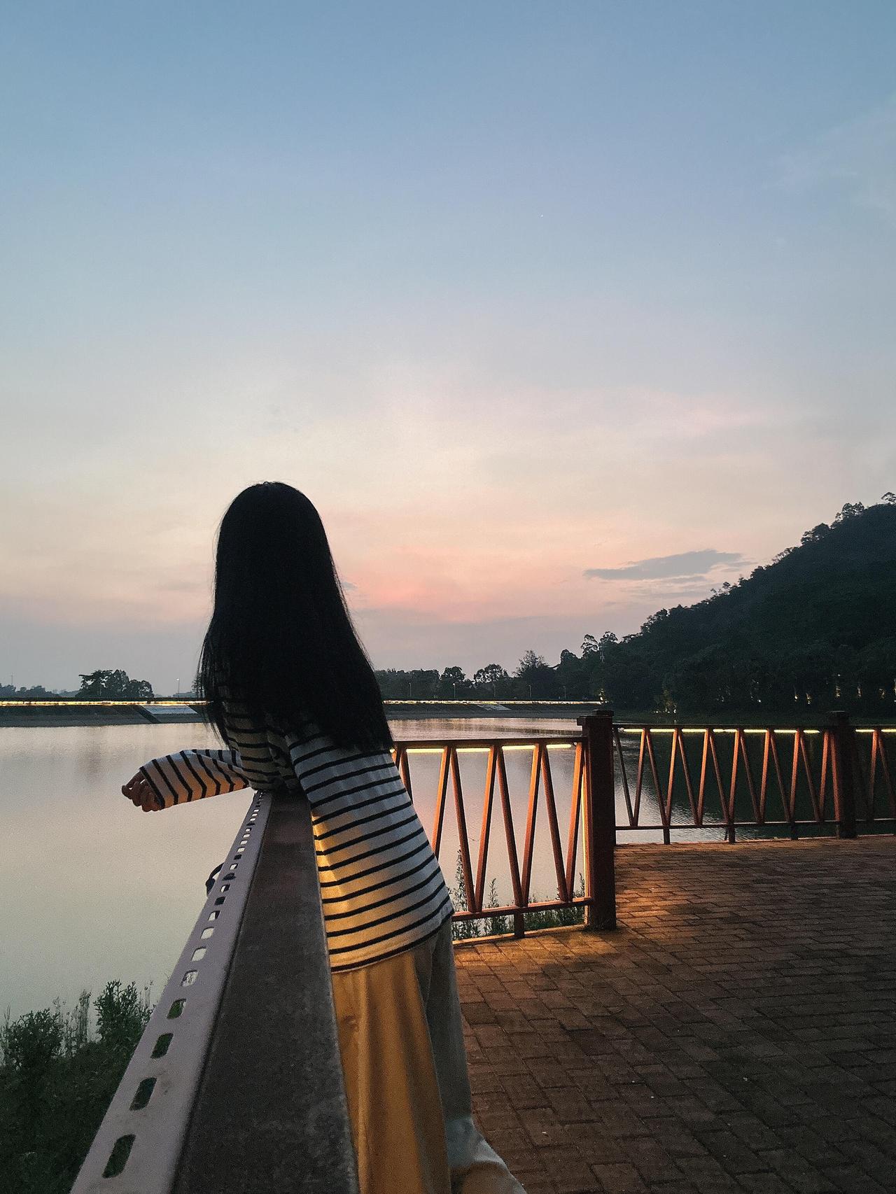 生活啊，不必太用力——
只要一颗烟火心。

把日子嚼出滋味，
就不辜负这一趟人间