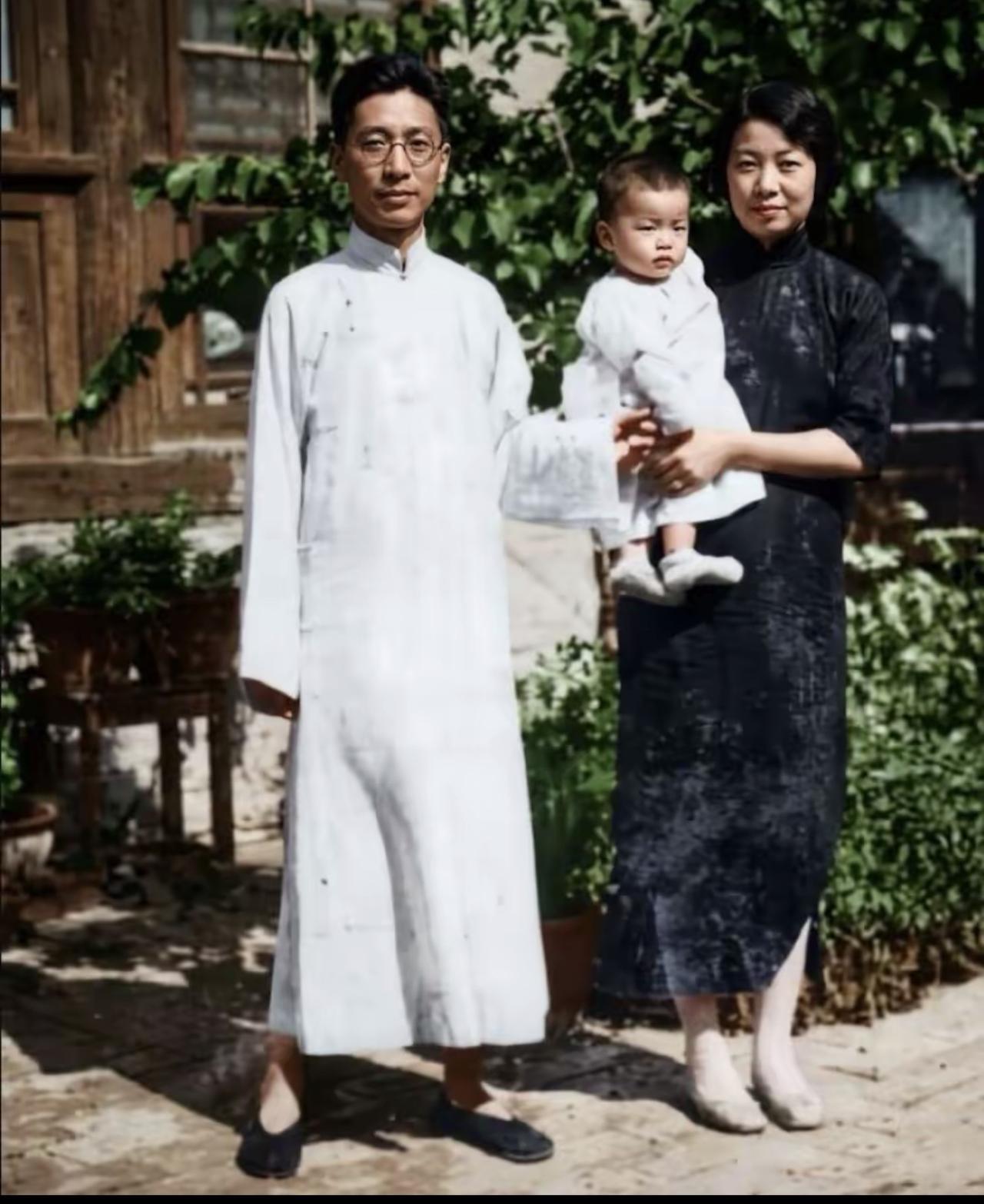 下图是老舍和夫人胡絜青、长女舒济的一张合影，照片被拍摄的时间是1934年夏天，地